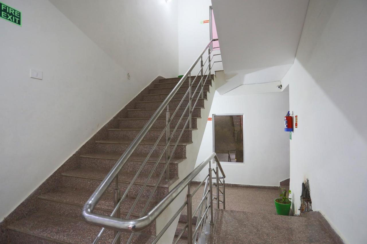 Oyo 15749 Vrinda Residency Hotel Vrindāvan Exterior foto