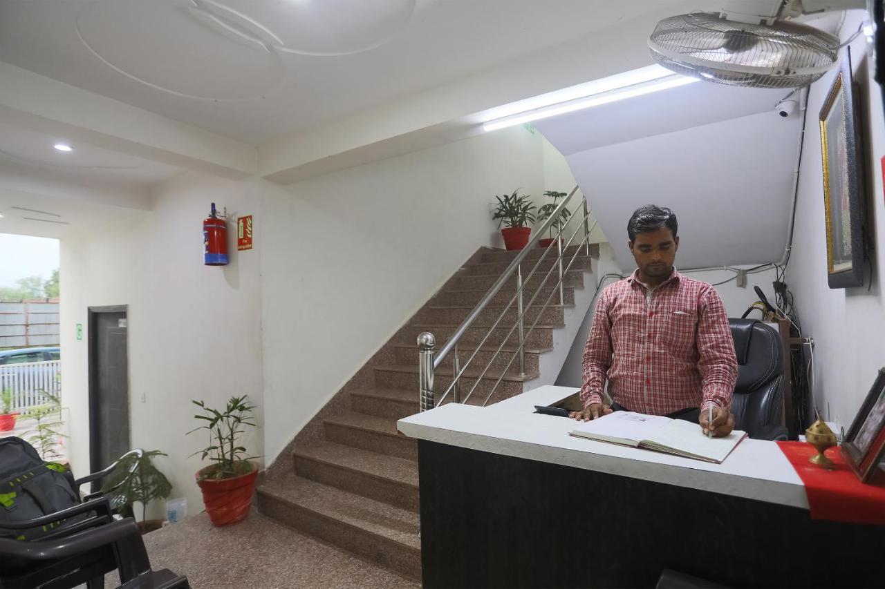 Oyo 15749 Vrinda Residency Hotel Vrindāvan Exterior foto